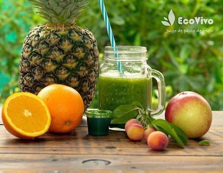 Jugo verde servido con frutas frescas